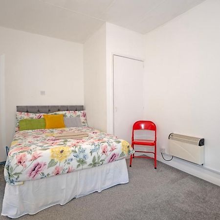 Flat In Clapham Budget Friendly Stay London Eksteriør billede