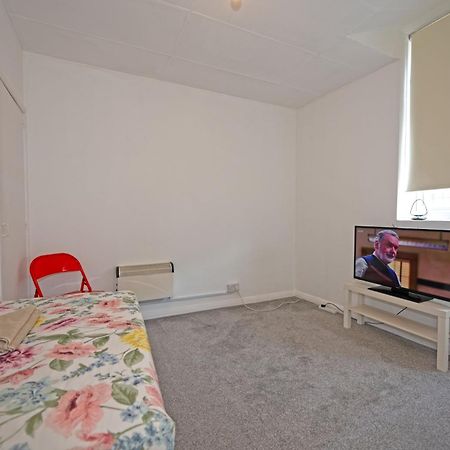 Flat In Clapham Budget Friendly Stay London Eksteriør billede